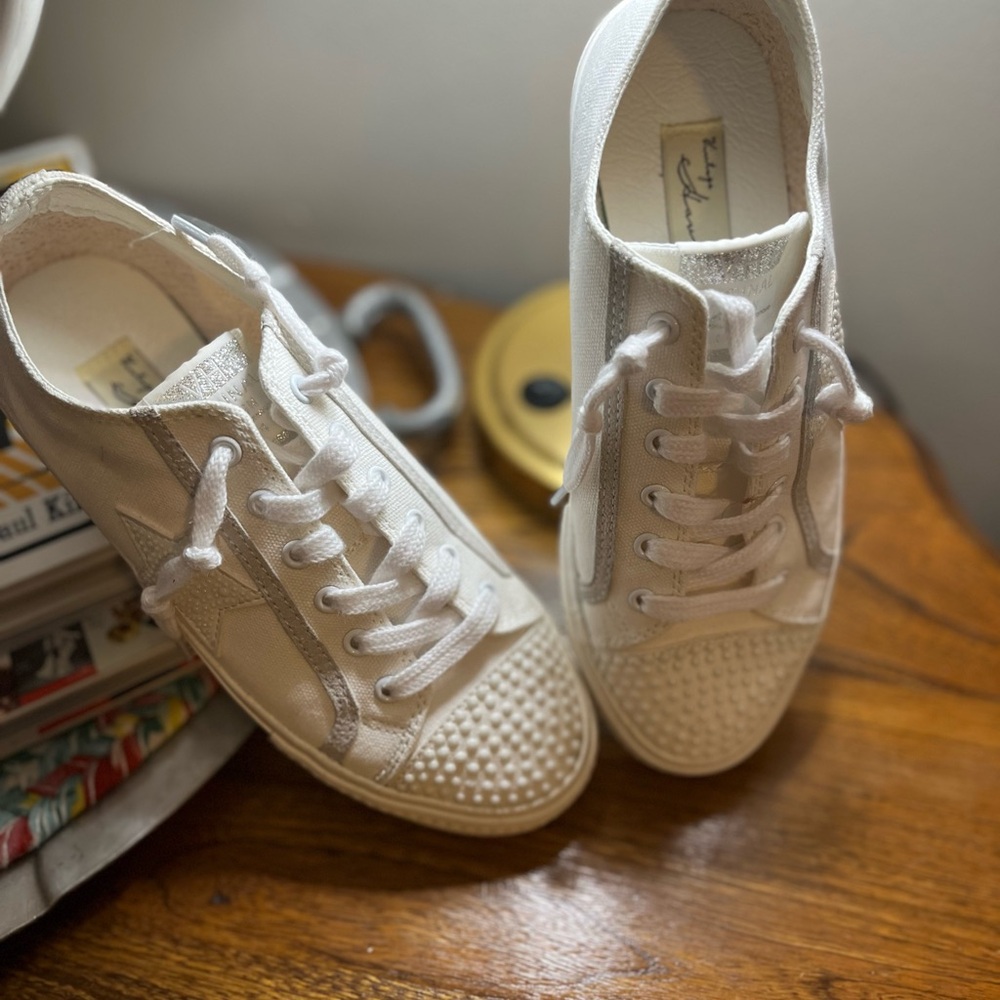 Vintage Havana White Sneakers with Textured Upper and Rubber Sole 7.5 EUC